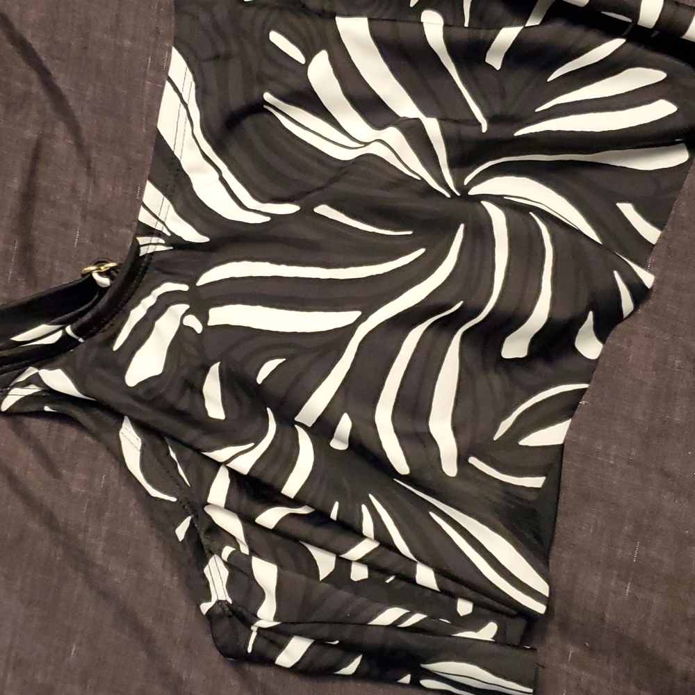 NWT Ruffled Bikini Top 👽 - Picture 2 of 5